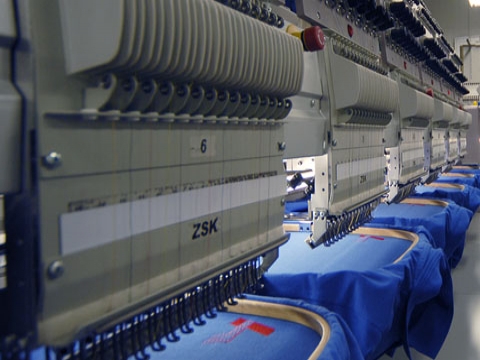 Afbeeldig met borduurmachine